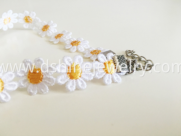 Daisy Lace Choker